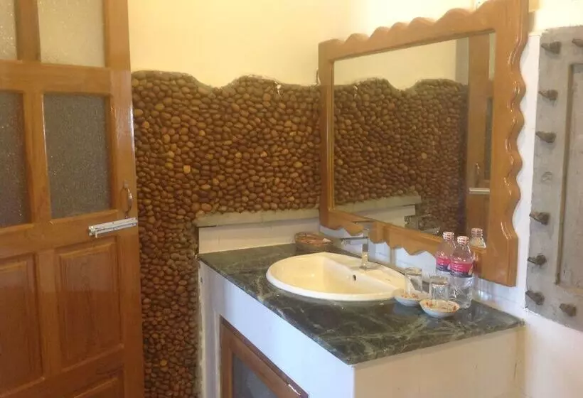 هتل Teak Wood
