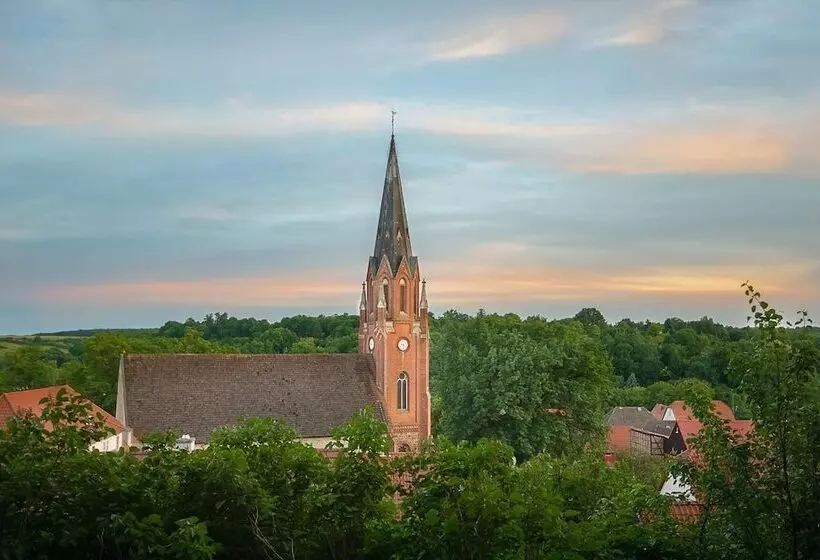 ホテル Zur Burg Gmbh