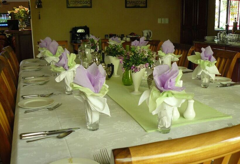 بنسيون The Woodpecker Inn