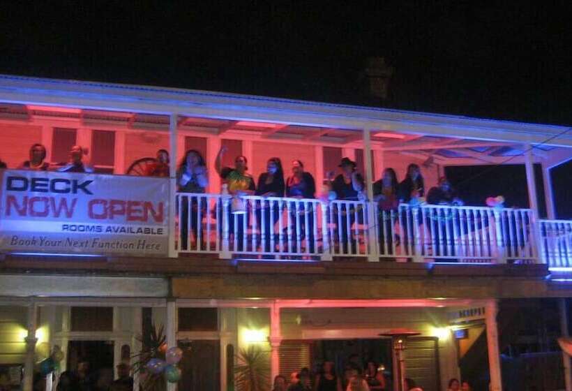 Shooters Saloon Bar Hotel & Cabins