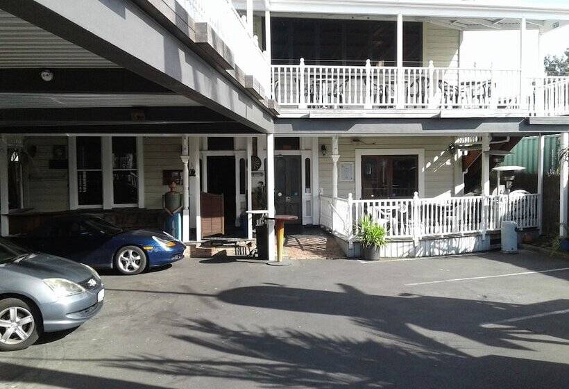 Shooters Saloon Bar Hotel & Cabins