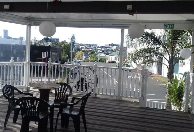 Shooters Saloon Bar Hotel & Cabins