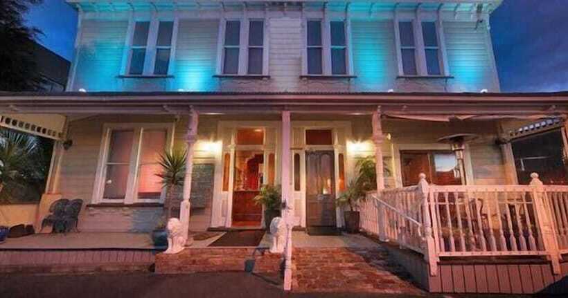 Shooters Saloon Bar Hotel & Cabins