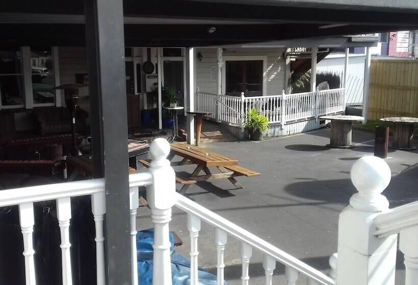 Shooters Saloon Bar Hotel & Cabins