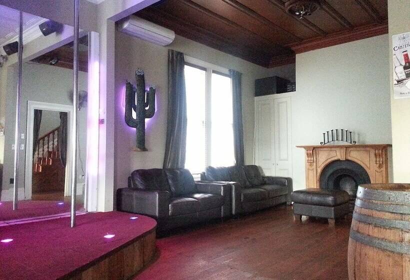 Shooters Saloon Bar Hotel & Cabins