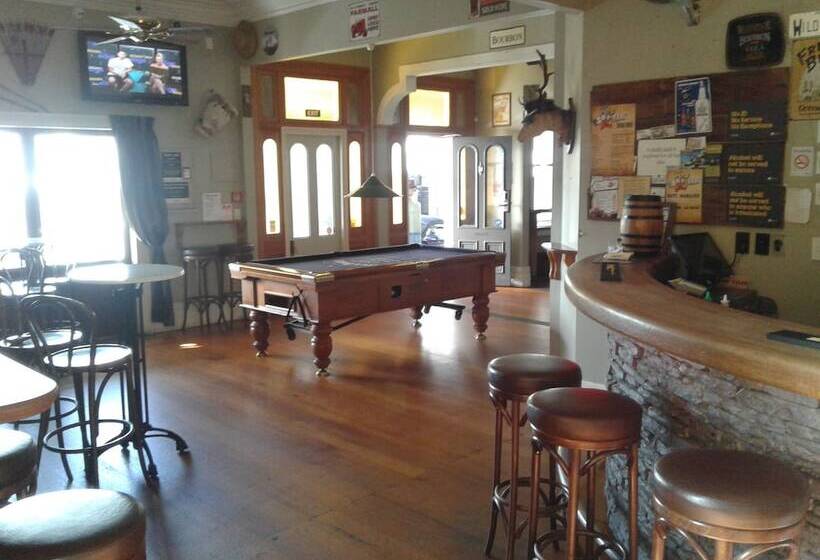 Shooters Saloon Bar Hotel & Cabins