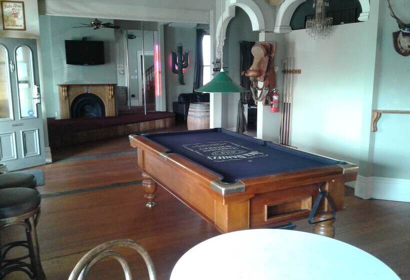 Shooters Saloon Bar Hotel & Cabins