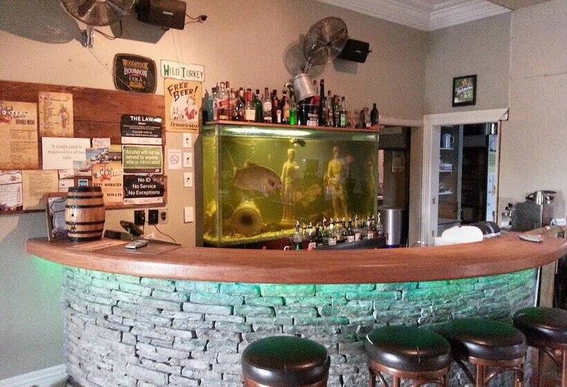 Shooters Saloon Bar Hotel & Cabins