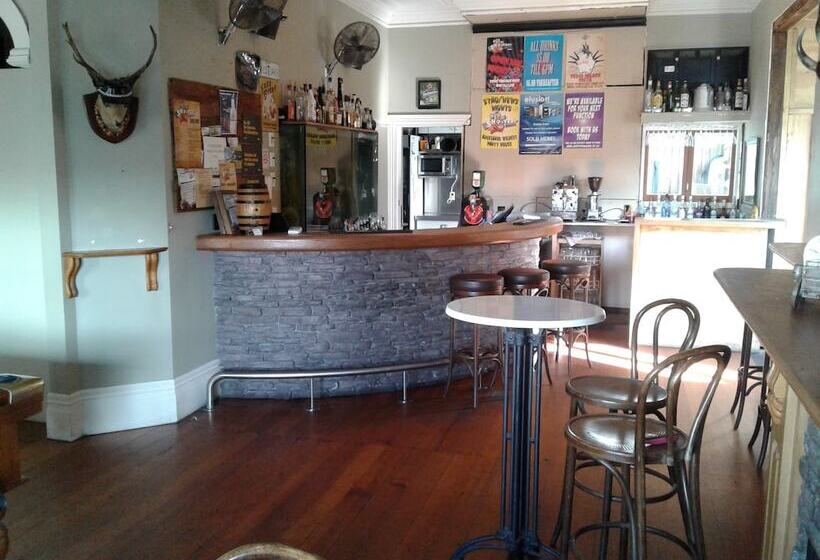 Shooters Saloon Bar Hotel & Cabins