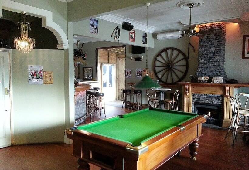 Shooters Saloon Bar Hotel & Cabins