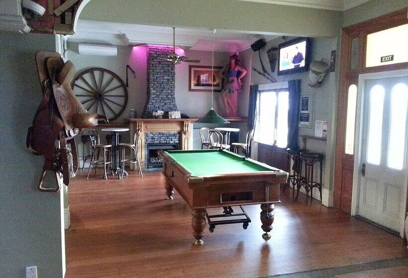 Shooters Saloon Bar Hotel & Cabins