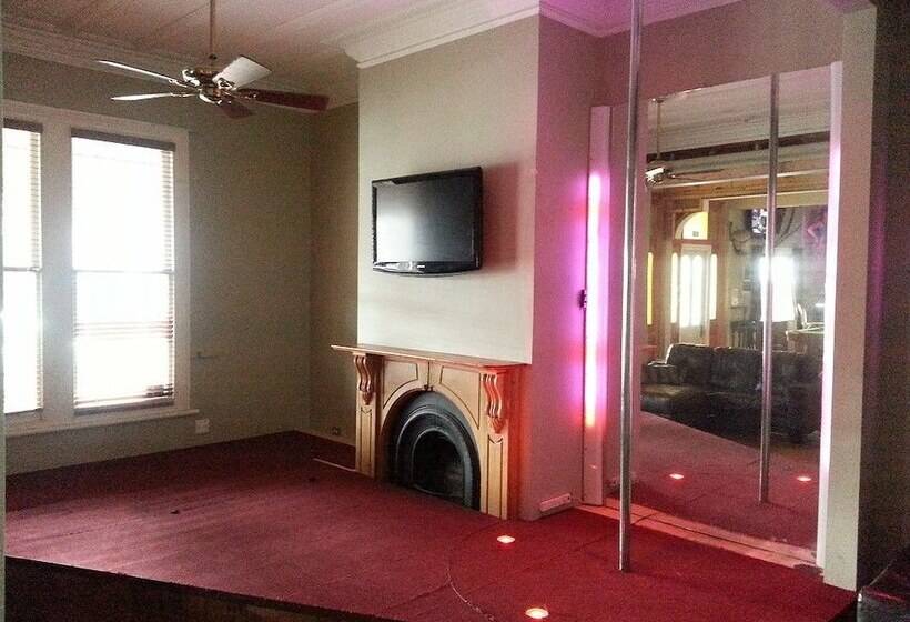 Shooters Saloon Bar Hotel & Cabins