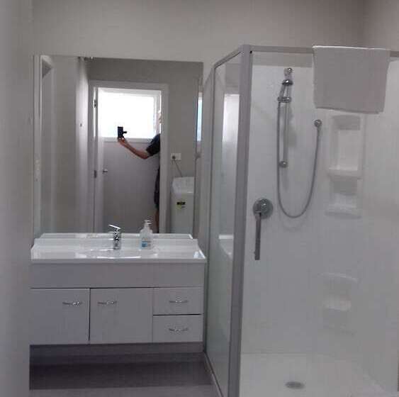 Shooters Saloon Bar Hotel & Cabins