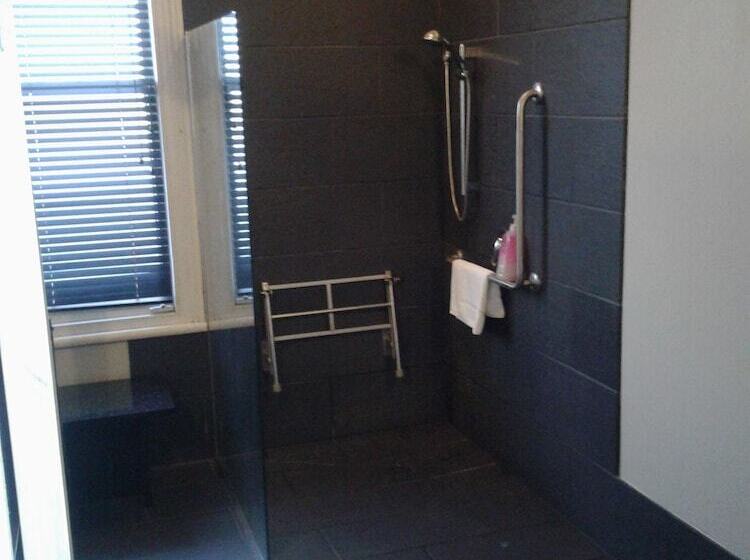 Shooters Saloon Bar Hotel & Cabins