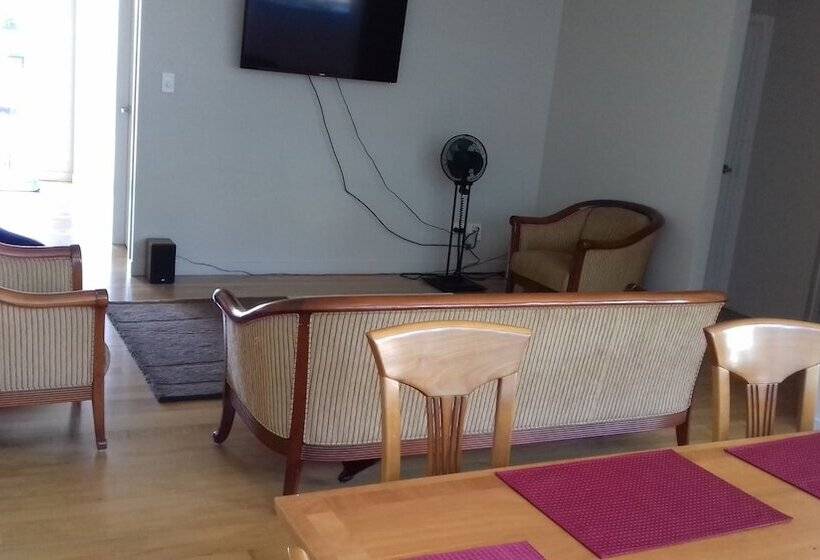 Shooters Saloon Bar Hotel & Cabins