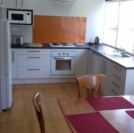 Shooters Saloon Bar Hotel & Cabins