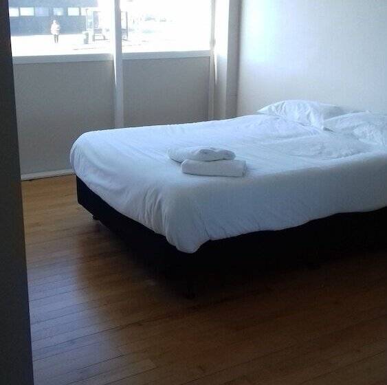 Shooters Saloon Bar Hotel & Cabins