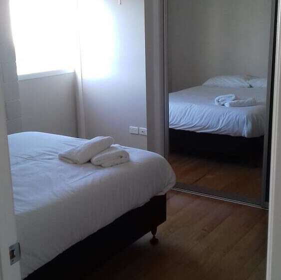 Shooters Saloon Bar Hotel & Cabins