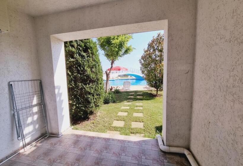 Diamond Apart Complex