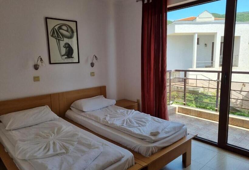 Diamond Apart Complex