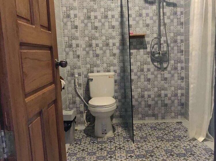 هتل Baobabed Hostel Nyaung Shwe