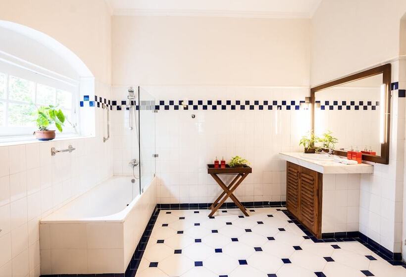 Отель Glenross Living