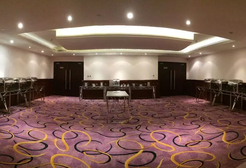 ホテル Golden Tulip Downtown Abu Dhabi