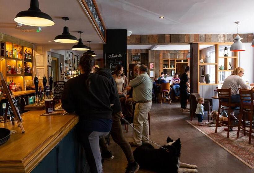 호텔 The Poacher Inn