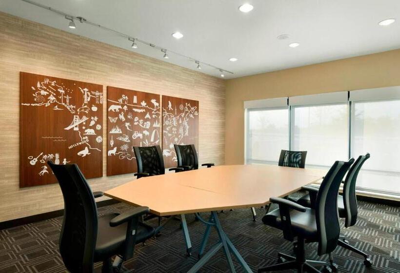 Отель Towneplace Suites By Marriott Pittsburgh Airport/robinson Township