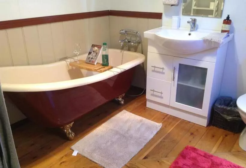 Must Love Dogs B&b & Self Contained Cottage