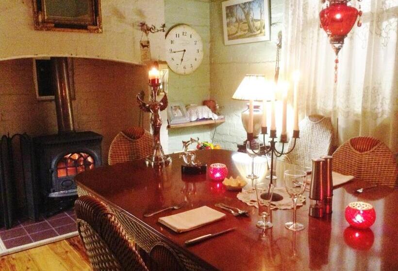 Must Love Dogs B&b & Self Contained Cottage