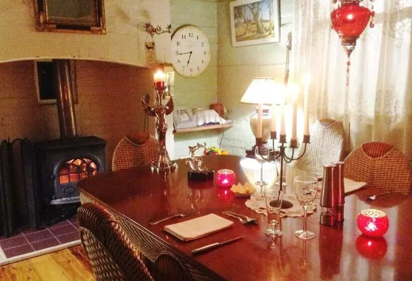 Must Love Dogs B&b & Self Contained Cottage
