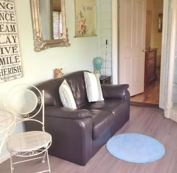 Must Love Dogs B&b & Self Contained Cottage