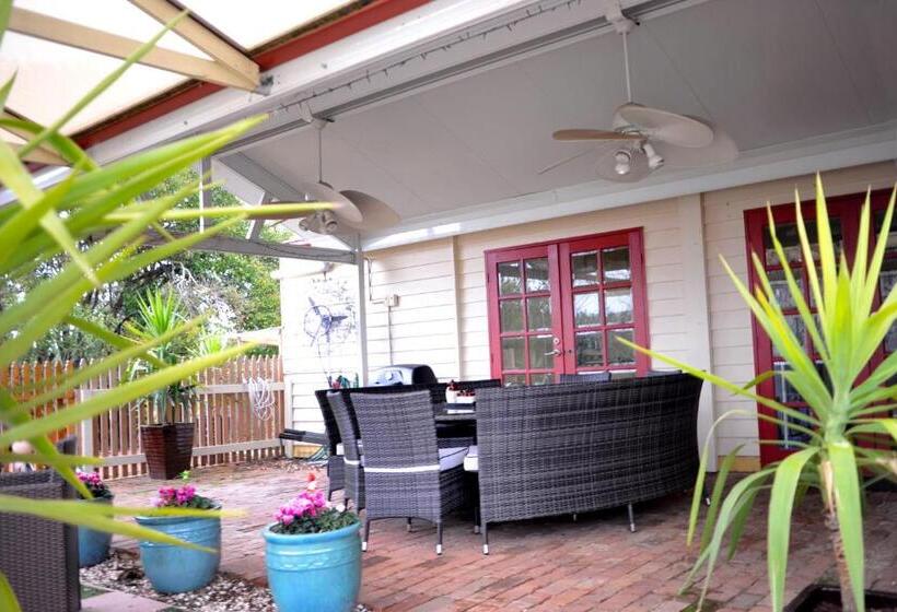 Must Love Dogs B&b & Self Contained Cottage