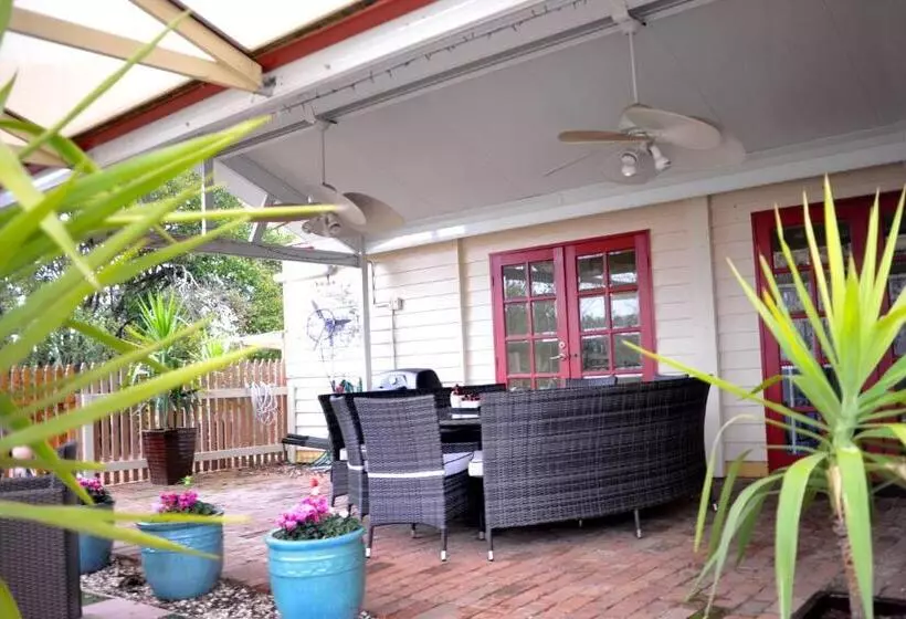 Must Love Dogs B&b & Self Contained Cottage