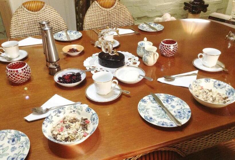 Must Love Dogs B&b & Self Contained Cottage