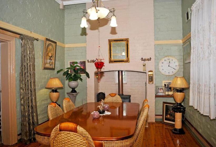 Must Love Dogs B&b & Self Contained Cottage