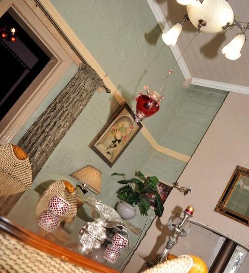 Must Love Dogs B&b & Self Contained Cottage