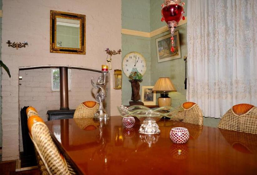 Must Love Dogs B&b & Self Contained Cottage