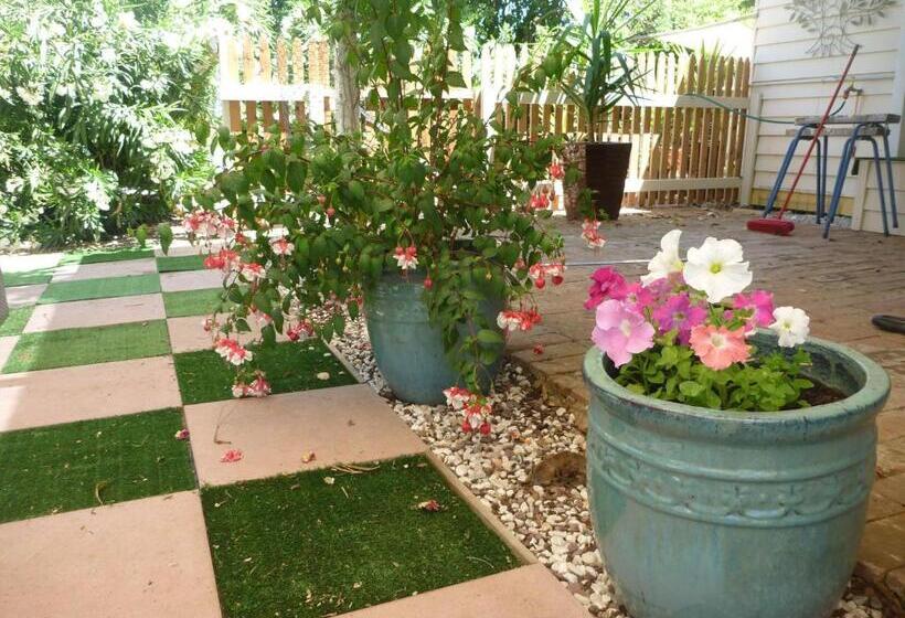 Must Love Dogs B&b & Self Contained Cottage