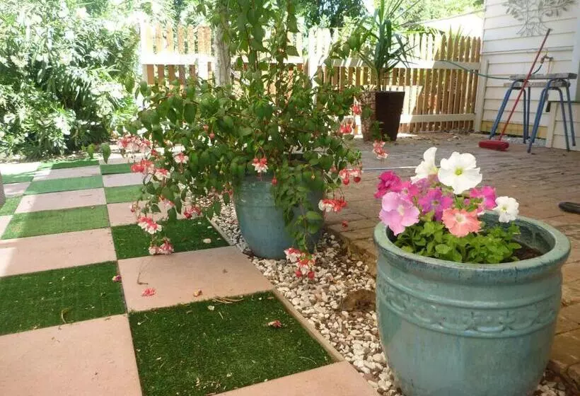 Must Love Dogs B&b & Self Contained Cottage
