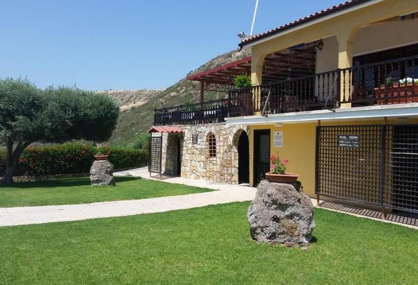 Pelekanos Apartments