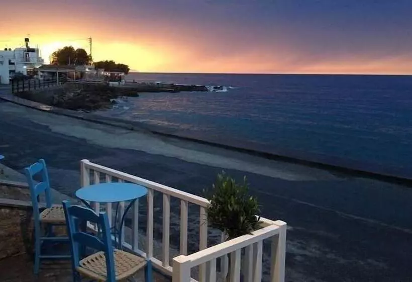 Socrates Apartments & Restaurant