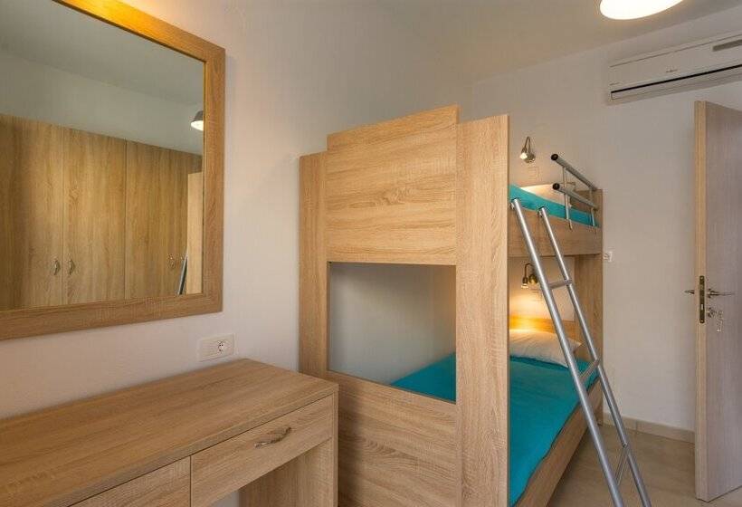 Socrates Apartments & Restaurant