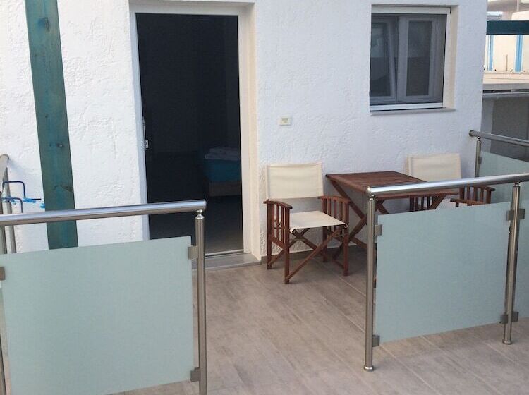 Socrates Apartments & Restaurant