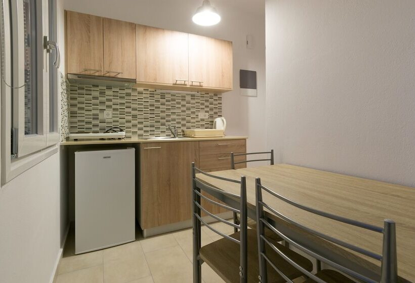 Socrates Apartments & Restaurant