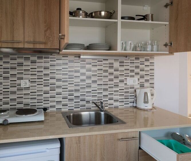 Socrates Apartments & Restaurant