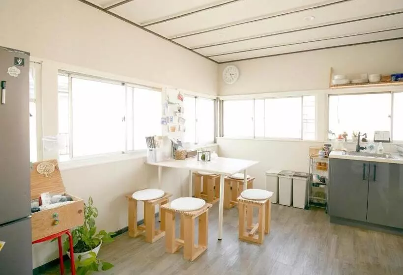 328 Hostel & Lounge