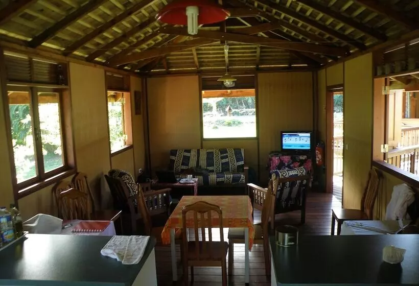 تختخواب و صبحانه Moorea Surf Inn