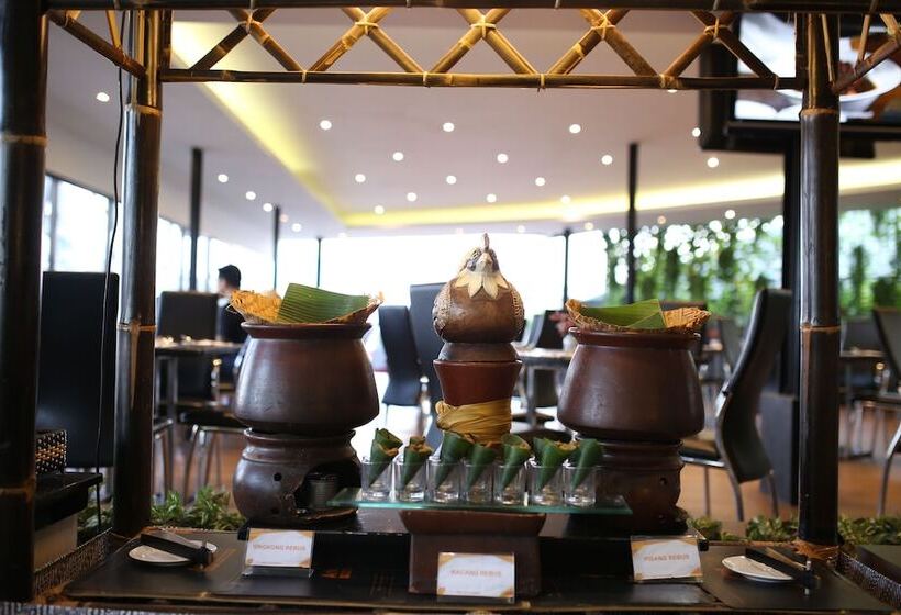 Отель Aria Gajayana